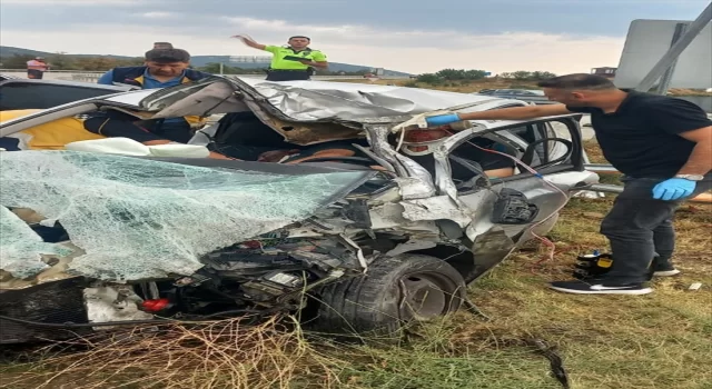 Isparta’da otomobilin kamyona çarptığı kazada 2 kişi yaşamını yitirdi