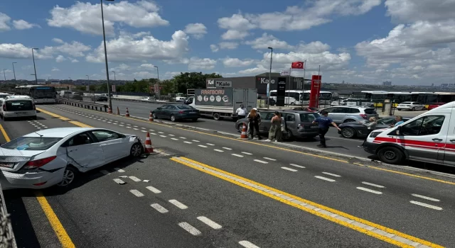 Küçükçekmece’deki kazada metrobüs yoluna giren otomobilin sürücüsü yaralandı 