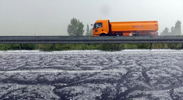 Kars, dolu yağışıyla beyaza büründü