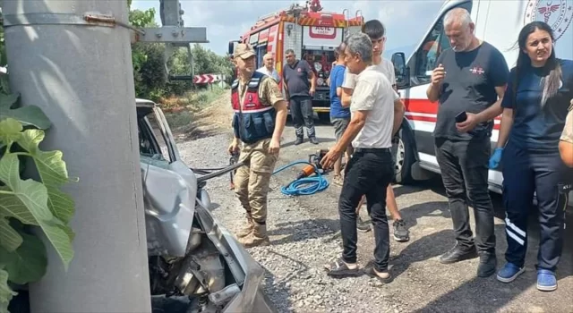 Hatay’da aydınlatma direğine çarpan otomobilin sürücüsü öldü