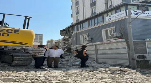 Şanlıurfa’da ağır hasarlı binanın yıkımı sırasında başka bir bina zarar gördü