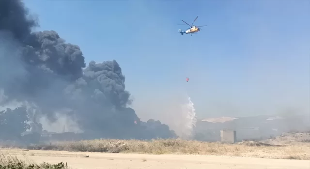 Mersin’de eski kağıt fabrikası alanında çıkan yangına müdahale ediliyor