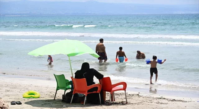 İsrail’in saldırı ve tehditlerine rağmen Lübnanlılar sıcak havada sahil ve plajlara koştu