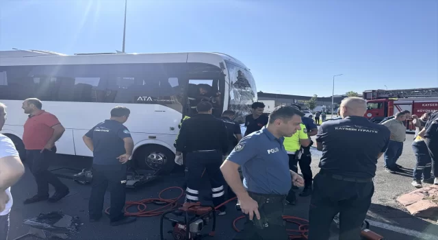 Kayseri’de kamyonla çarpışan işçi servisindeki 10 kişi yaralandı