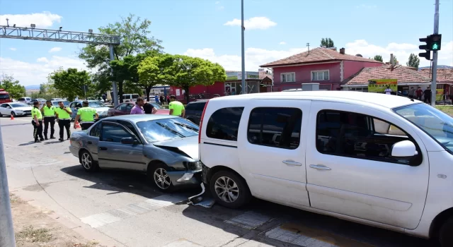 Kırıkkale’de otomobilin polis aracına çarpması sonucu 3 kişi yaralandı