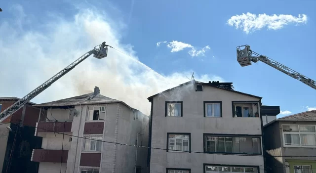 Sultanbeyli’de bitişik iki binanın çatılarındaki yangın hasara neden oldu