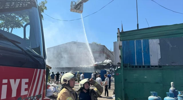 GÜNCELLEME Avcılar’da hurda deposunda çıkan yangın söndürüldü