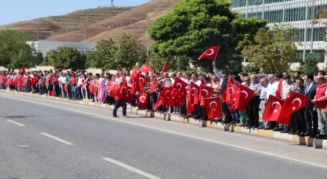 Şehit Ahmet Şahan, yol kenarına çıkan Çankırılılar tarafından memleketine uğurlandı