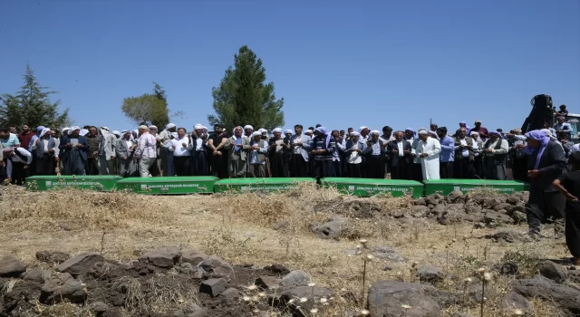 Şanlıurfa’daki kazada hayatını kaybeden 5 çocuk yan yana defnedildi