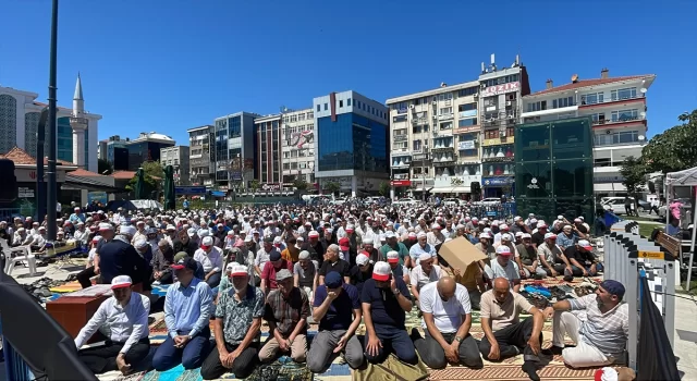 İstanbul’daki camilerde Heniyye için gıyabi cenaze namazı kılındı