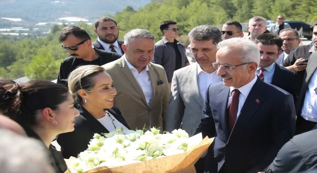 Ulaştırma ve Altyapı Bakanı Uraloğlu, AlanyaGazipaşa Yolu Gökçebelen Tünel Şantiyesi’nde incelemelerde bulundu: