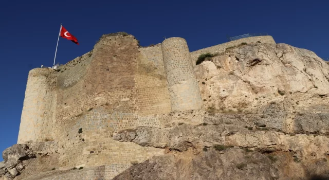 Elazığ Valisi Hatipoğlu, Harput Kalesi’nde yürütülen kazı çalışmalarını inceledi