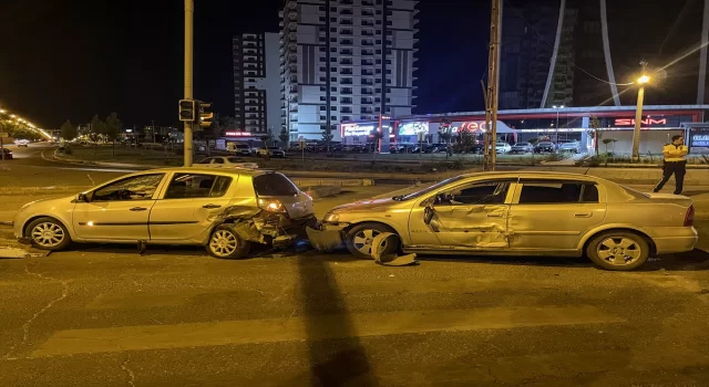 Diyarbakır’da 3 otomobilin karıştığı kazada 7 kişi yaralandı