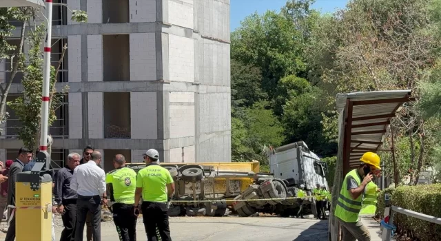 İstanbul’da yan yatan hafriyat kamyonunun altında kalan işçi öldü