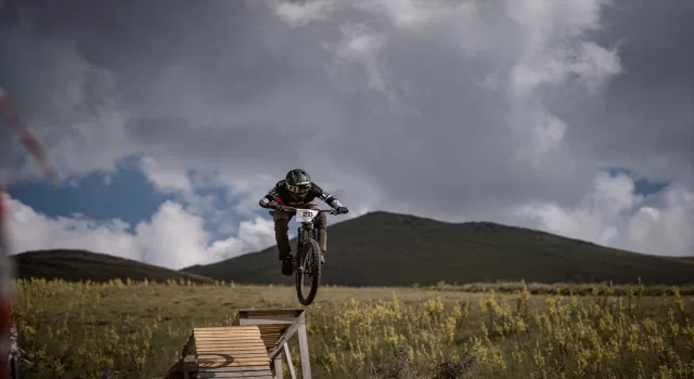 Erzurum’da bisikletçiler Downhill Türkiye Şampiyonası öncesi resmi antrenman yaptı