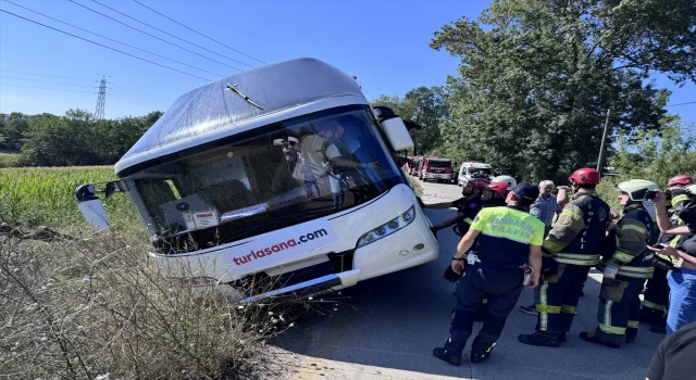 Kocaeli’de yan yatan tur otobüsünde mahsur kalan yolcular kurtarıldı