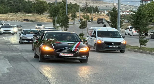 Elazığ’da evlenen çift gelin arabasına Filistin bayrağı astı