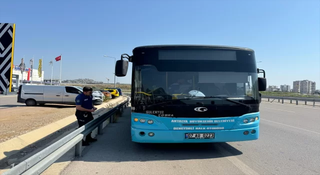 Antalya’da halk otobüsünde şoförle tartışan yolcu anahtarı alıp kaçtı