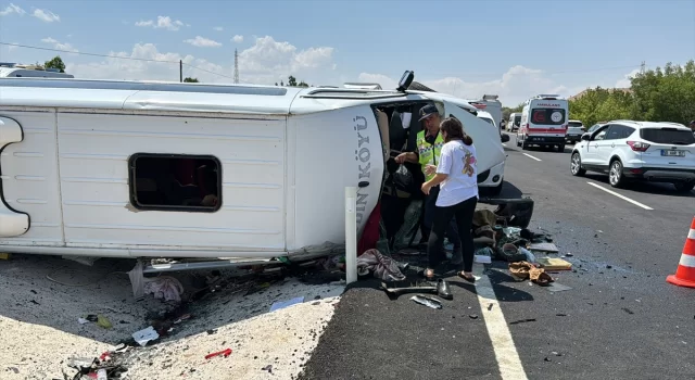 Nevşehir’de minibüs ile otomobilin çarpıştığı kazada 13 kişi yaralandı