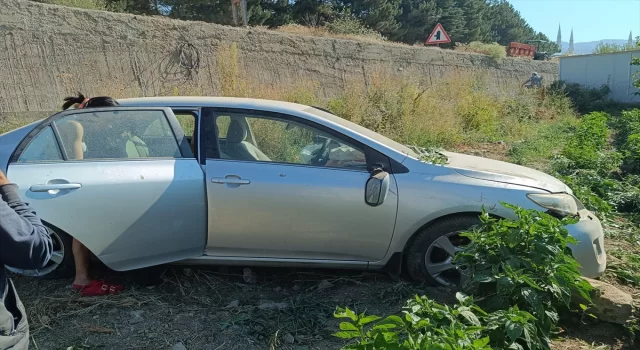 Malatya’da bahçeye devrilen otomobildeki 3 kişi yaralandı