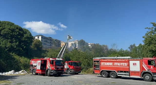 Avcılar’da otluk alanda çıkan yangına itfaiye ekiplerince müdahale ediliyor