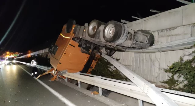 İstanbulİzmir Otoyolu Bursa geçişinde refüje devrilen tırın sürücüsü yaralandı