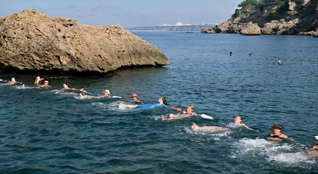 Antalya’da denizde yapılan su cimnastiği rağbet görüyor