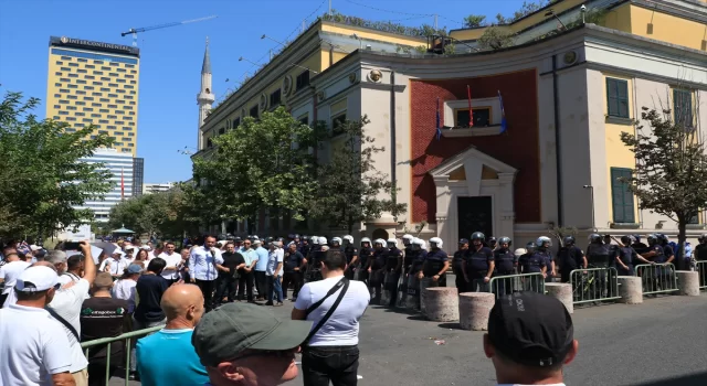 Arnavutluk’ta Belediye Başkanı Veliaj’a istifa çağrısı içeren protestolar sürüyor