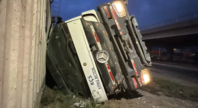 Hatay’da freni patlayan beton pompası devrildi