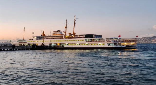 İstanbul’da dümeni kilitlenen vapurun yolcuları başka gemiye nakledildi