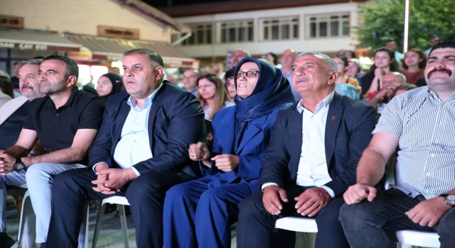 Milli boksör Hatice Akbaş’ın final maçını ailesi ve hemşehrileri dev ekrandan izledi