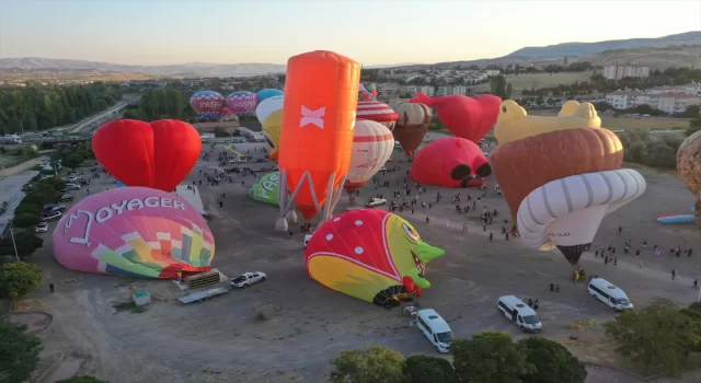 Figürlü sıcak hava balonları Ürgüp semalarını renklendirdi