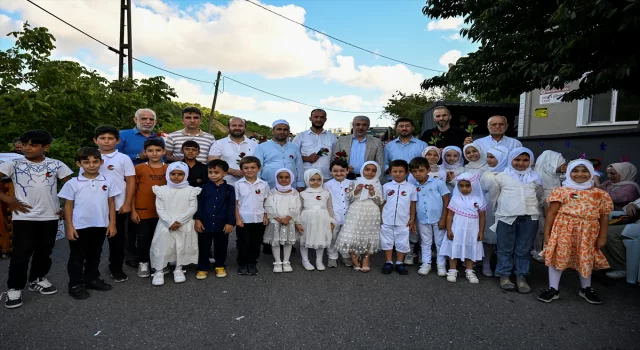 Ümraniye’de mahalle camisine gelen çocuklar oyun oynarken Kur’an öğreniyor