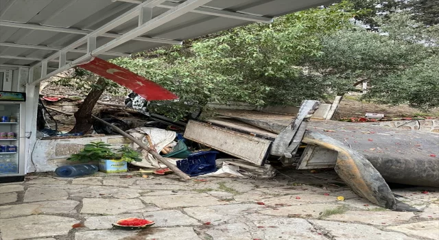 Hatay’da freni arızalanan kamyonet kooperatifin bahçesine devrildi