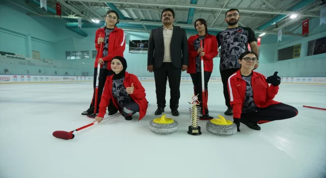 Buzun üzerine çıkan Karslı kızlar, curlingde zirveye yürüyor