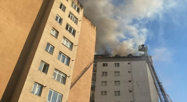 Kağıthane’de 13 katlı binanın çatısında çıkan yangın söndürüldü