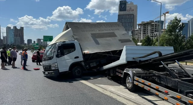 Tem Otoyolu’nda devrilen tekstil malzemesi yüklü kamyonet trafik yoğunluğuna yol açtı