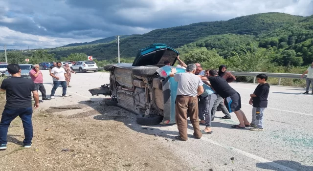 Düzce’de devrilen otomobildeki 3 kişi yaralandı