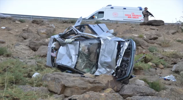 Hakkari’de şarampole devrilen otomobilde İran uyruklu 1 kişi öldü, 3 kişi yaralandı