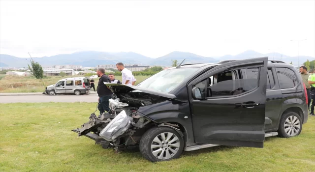 Erzurum’da iki hafif ticari araç çarpıştı, 9 kişi yaralandı