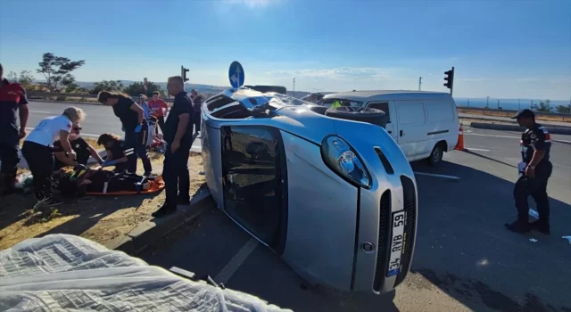 Çanakkale’de otomobille minibüsün çarpıştığı kazada 7 kişi yaralandı