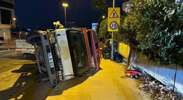 Pendik’te sebze yüklü kamyonetin devrildiği kazada 2 kişi yaralandı