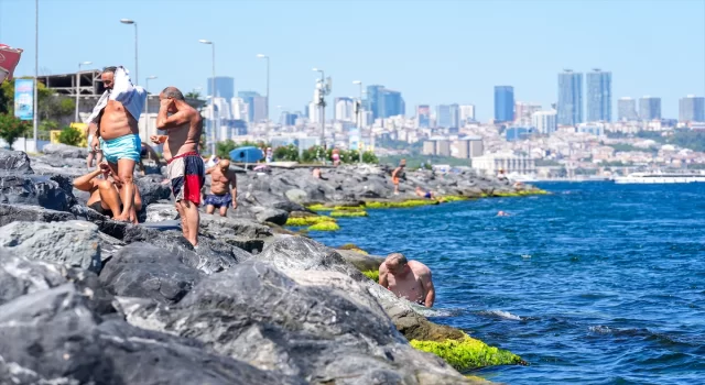 İstanbul’da sıcak havadan bunalanlar denize girerek serinledi 