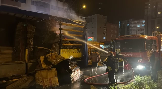 Rize’de karton yüklü tırın dorsesi yandı