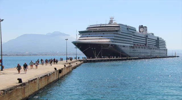 Hollanda bayraklı ”Oosterdam” kruvaziyeri Alanya Limanı’na demirledi