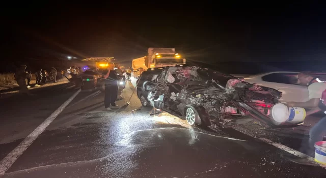 Mardin’de traktöre çarpan otomobildeki 2 kişi öldü, 3 kişi yaralandı