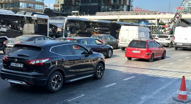 İstanbul’da metrobüs hattındaki ”Beyaz Yol” çalışması trafiği aksattı