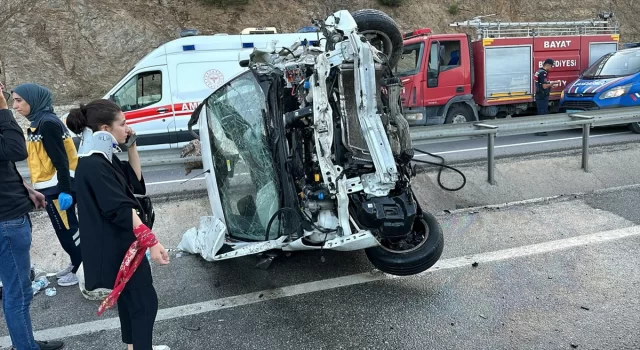 Afyonkarahisar’da hafif ticari araç refüje devrildi, 6 kişi yaralandı