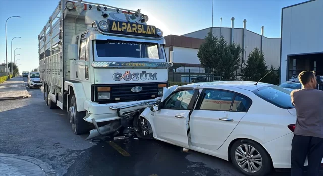 Kocaeli’de kamyona çarpan otomobildeki 4 kişi yaralandı