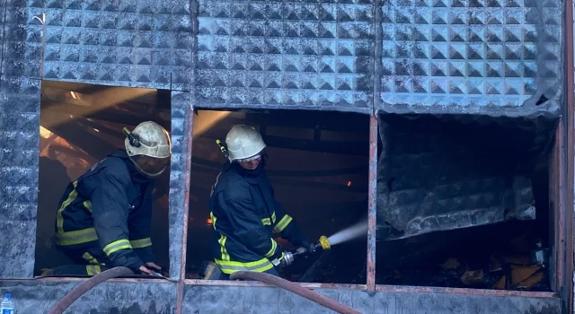 Antalya’da kağıt fabrikasında çıkan yangına müdahale ediliyor